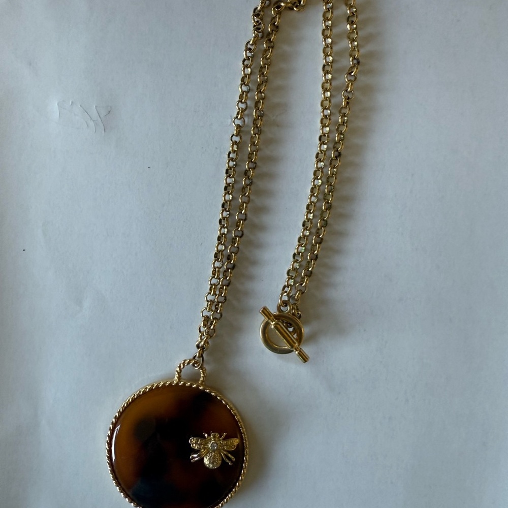 Lilly Pulitzer tortoise toggle necklace with jewelry pouch